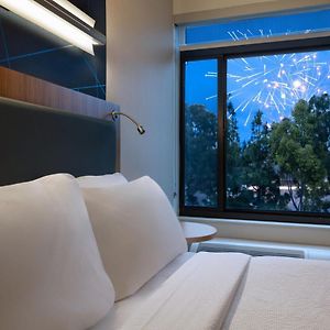 Studio Two Queen Beds Trundle Bed Fireworks View High Floor